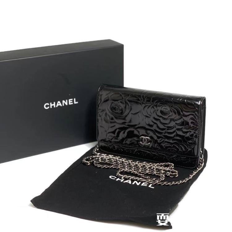 Chanel香奈儿 黑色浮雕山茶花漆皮woc链条包 Chanel/香奈儿 漆皮黑色 浮雕山茶花woc链条包  ，🉑️腋下🉑️单肩斜挎包，好价几千块🉐️